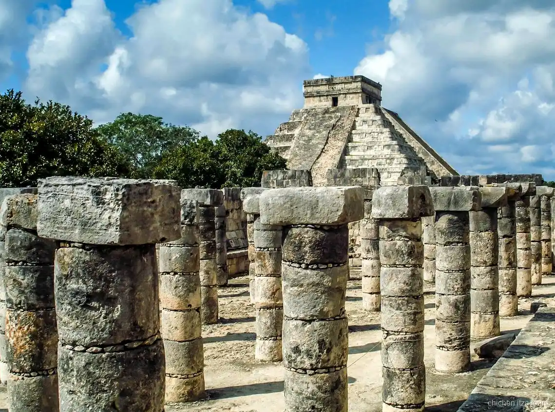 Visitatore autonomo che esplora Chichen Itza con il biglietto d'ingresso express