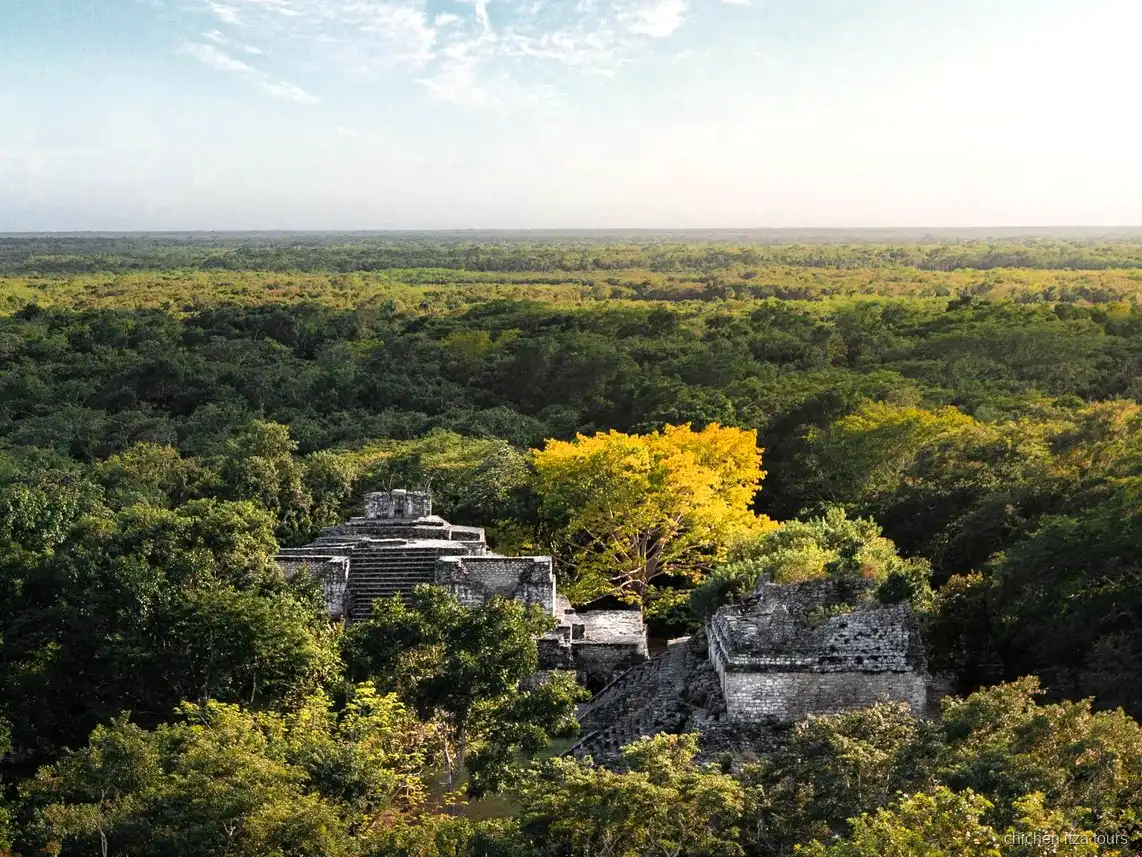 Guide erklärt die Maya-Kosmologie in Chichen Itza auf der Ek Balam Kombinationstour