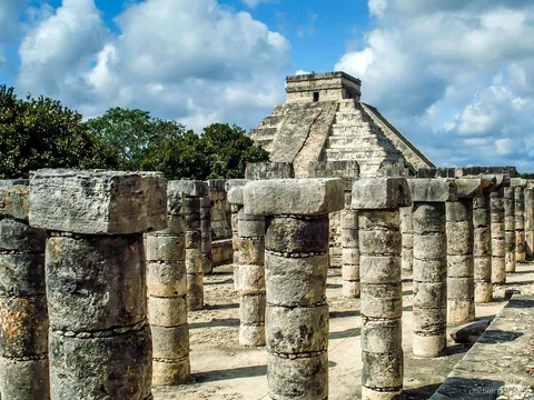 Selbstgeführter Besucher erkundet Chichen Itza mit dem Express-Eintrittsticket