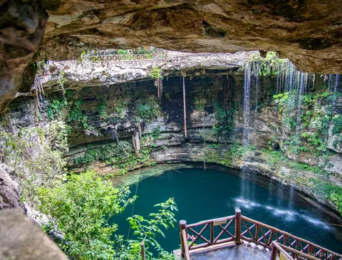 Cenote-Schwimmstopp auf der Chichen Itza Tour ab Tulum