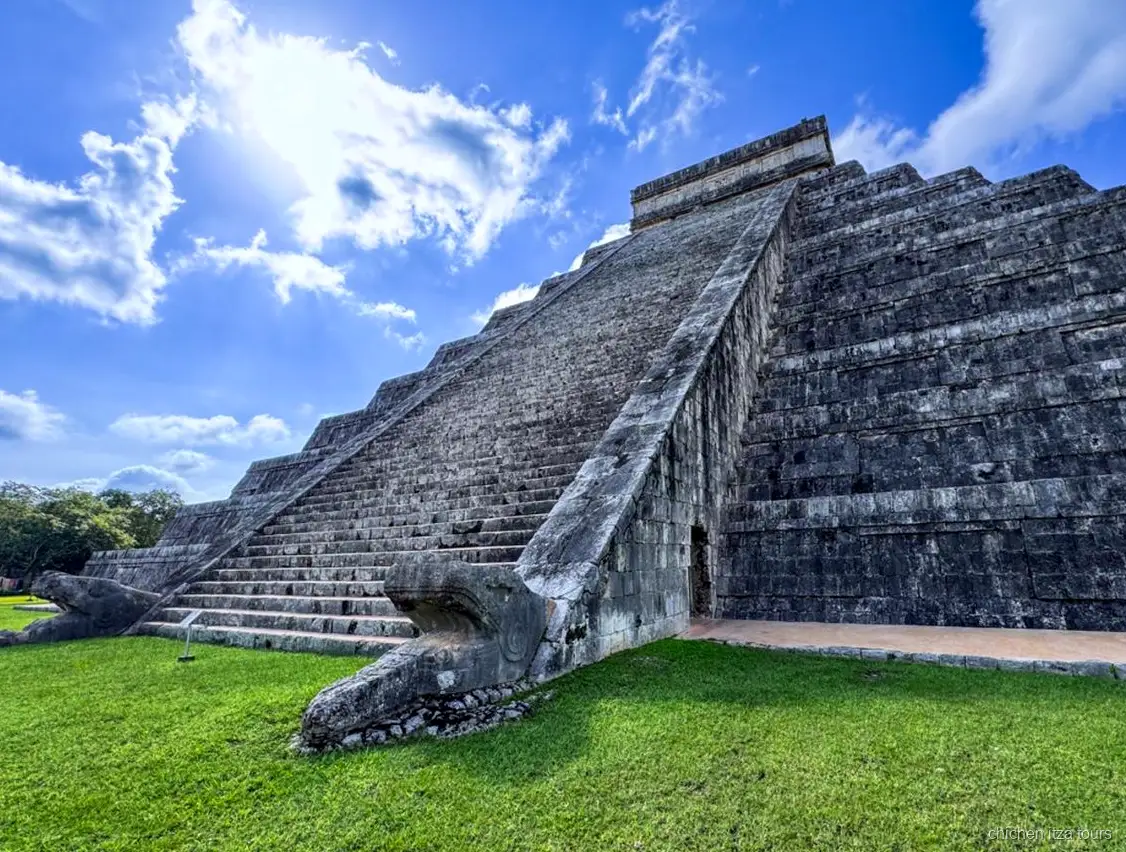 Tappa al Cenote Sacro durante il tour di Chichen Itza con guida in loco