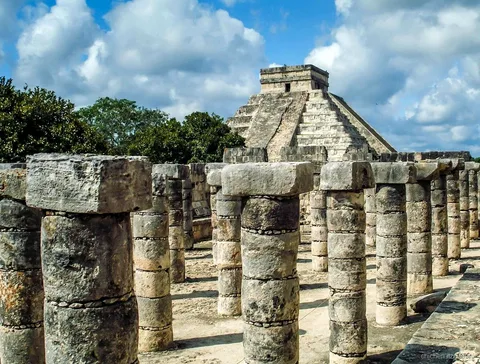 Visitante explorando Chichén Itzá por su cuenta con el boleto de entrada exprés