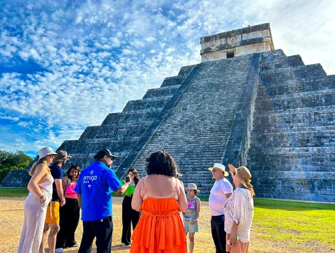 Guide menant un groupe à travers les ruines de Chichen Itza lors de l'excursion depuis Cancún
