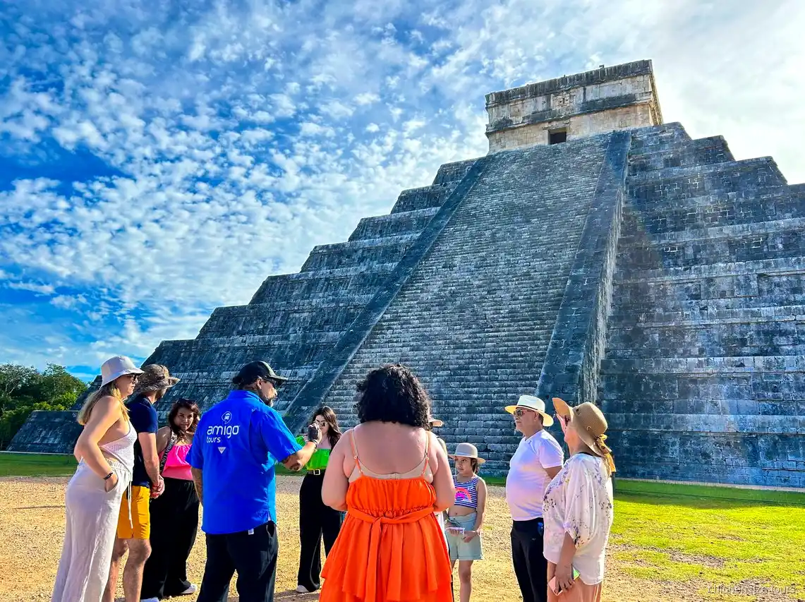 Guide menant le groupe à travers Chichen Itza lors de la combinaison avec Coba