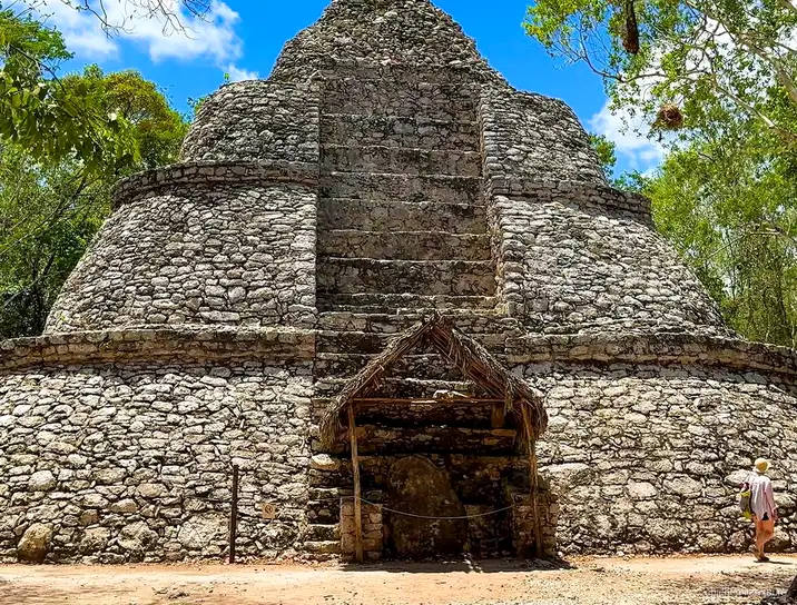 Sentier en pleine jungle au site archéologique de Coba en Riviera Maya