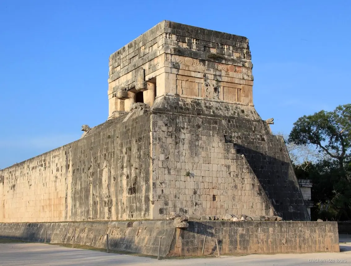 Edifici coloniali gialli a Izamal nel tour di Chichen Itza da Merida