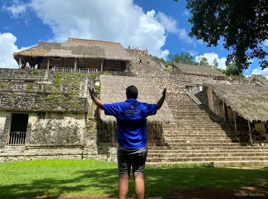 Subiendo la pirámide principal de Ek Balam en el tour a Chichén Itzá y Ek Balam