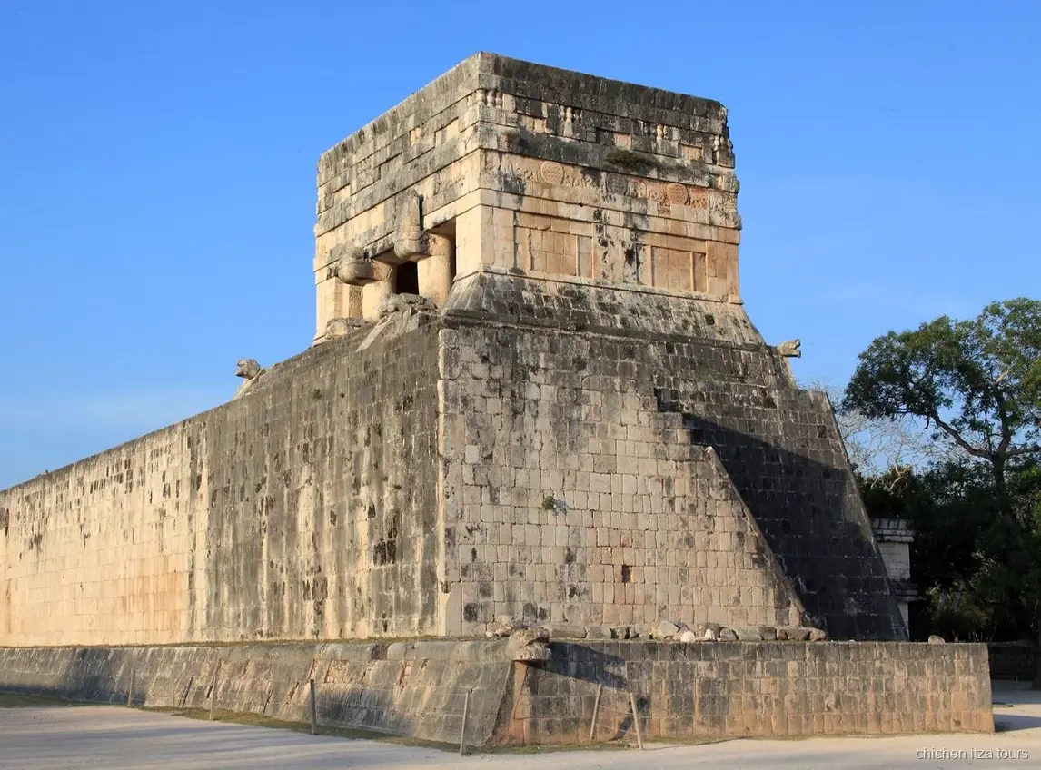Edificios coloniales amarillos en Izamal en el tour a Chichén Itzá desde Mérida