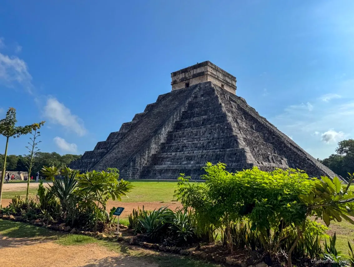 Pirámide de Kukulcán en Chichén Itzá en la excursión de un día desde Playa del Carmen