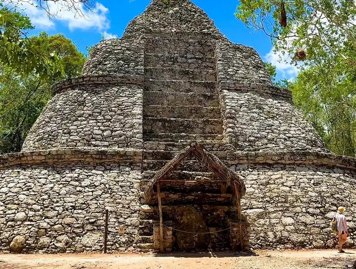 Sendero en la selva en el sitio arqueológico de Cobá en el tour por las ruinas de la Riviera Maya