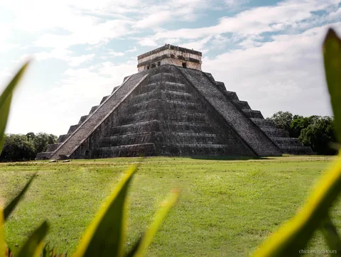Guide certifié menant la visite guidée sur place à Chichen Itza